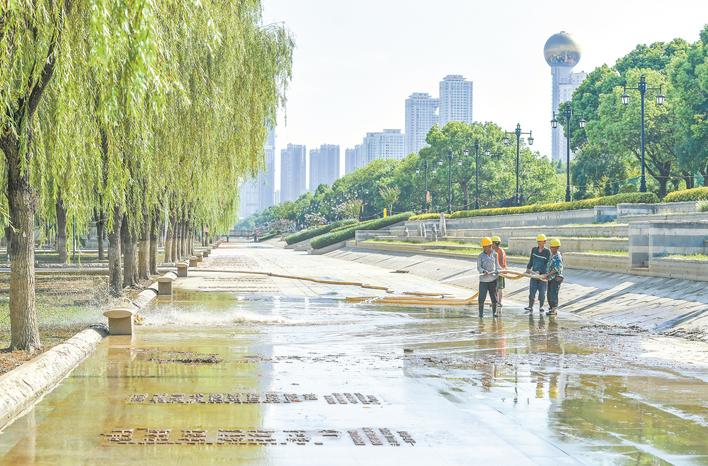 水位持續回落 漢口江灘回歸 烈日下工作人員清淤忙